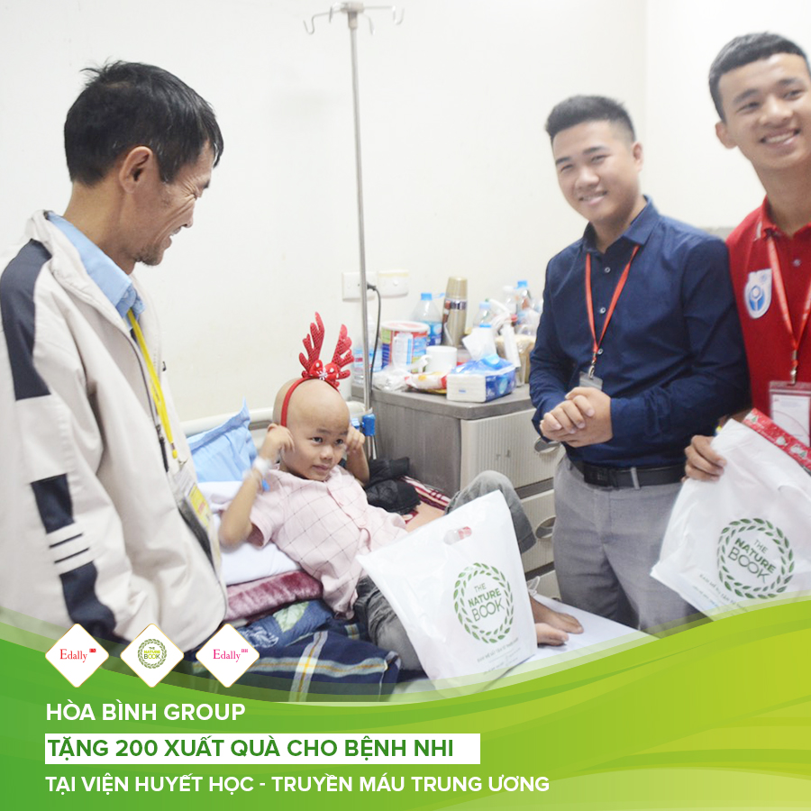 Tặng 200 xuất quà cho các em nhỏ tại Viện Huyết học - Truyền máu Trung ương 2