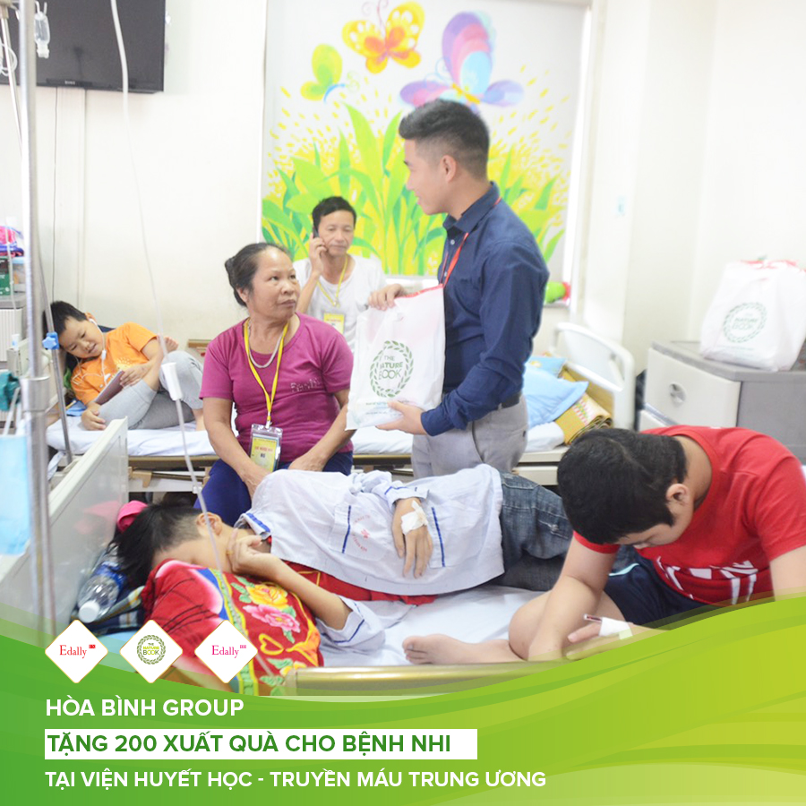 Tặng 200 xuất quà cho các em nhỏ tại Viện Huyết học - Truyền máu Trung ương 4